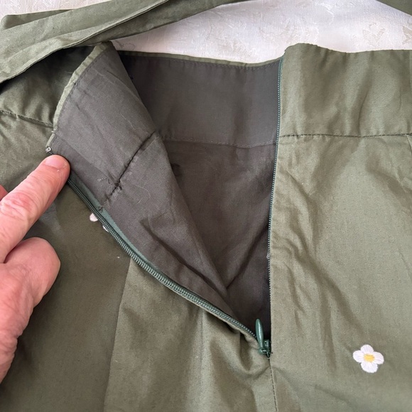 ❤️2/$15 or 3/$21❤️ J. Crew Olive Embroidered Miniskirt w/Tie Waist, Size 00 - Picture 9 of 12